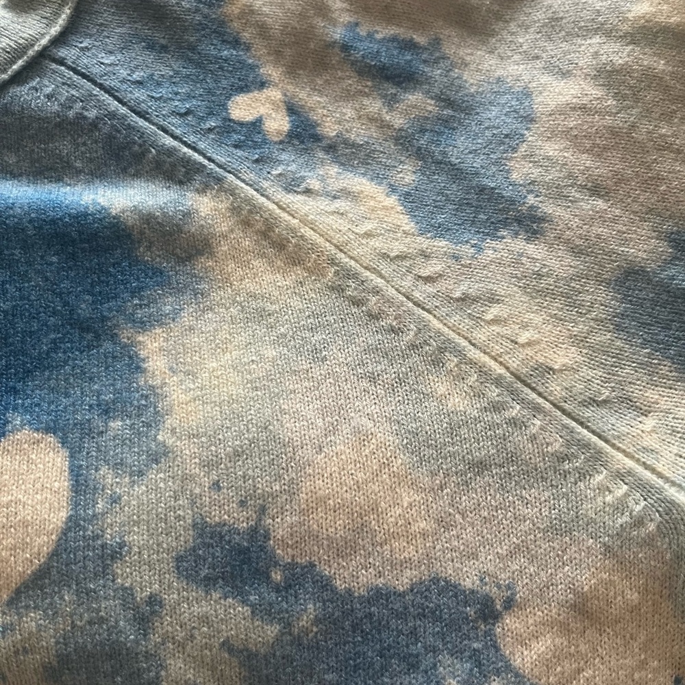Kinross Cashmere Dreamy Hearts Pullover. Light Blue. Size M. - Picture 4 of 14